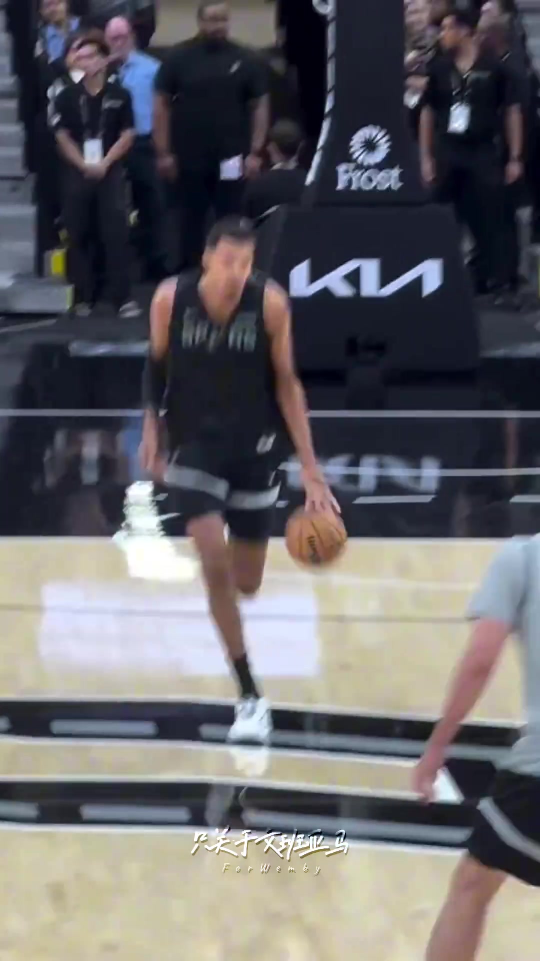 文班亚马这一个回合看到三个球员影子KD字母奥胖