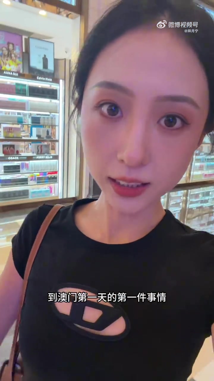 很和善啊美女主持人拜月宁在澳门逮到了闲逛的杰伦-格林
