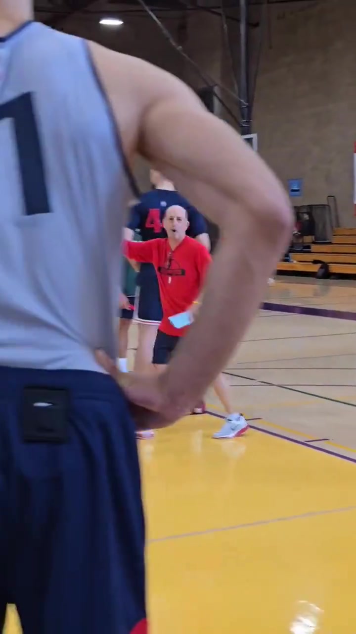 登哥认真听讲范甘迪给快船球员讲解防守站位