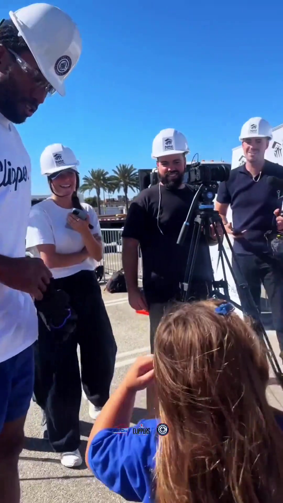 还在长身体小女孩问小卡现在多高 后者回应2米01