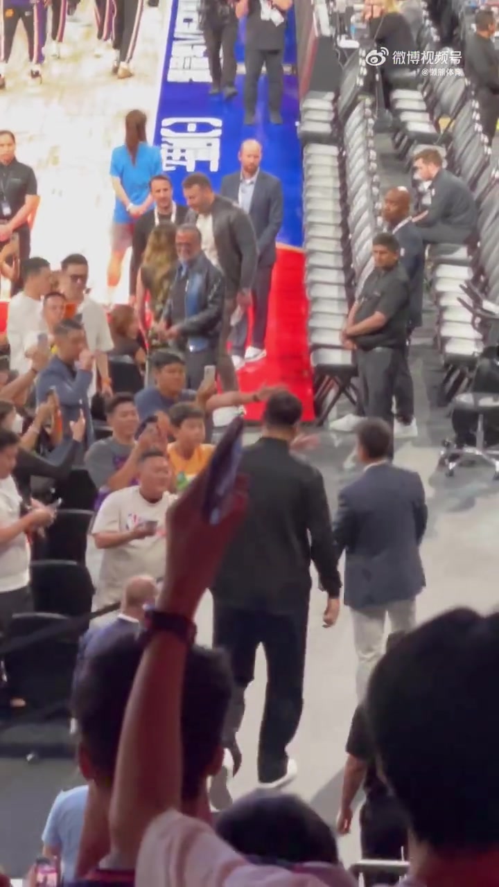 姚明现身第二场中国赛现场欢呼声依旧很热烈